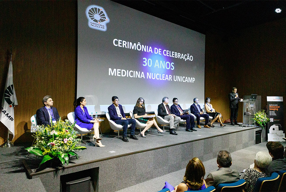 Presença da reitora em exercício, Maria Luiza Moretti (ao centro, saia verde) e de outras autoridades marcaram a celebração dos 30 anos do Serviço de Medicina Nuclear